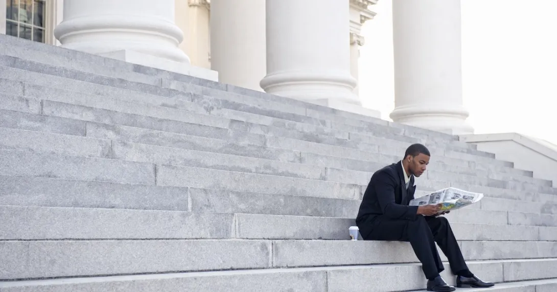Man sitting on court building steps