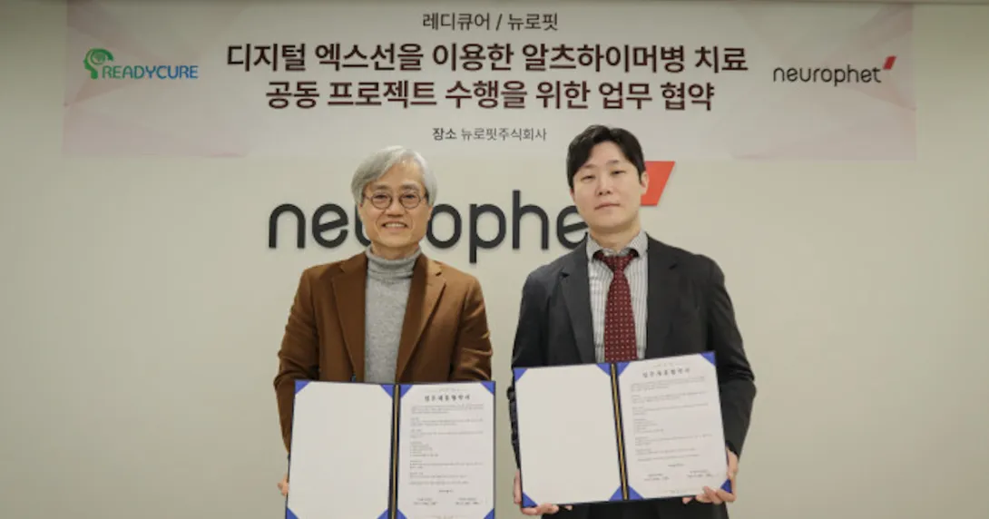 ReadyCure CEO Won-gyu Jeong and Neurophet CEO Jun-gil Bin during the signing of a business deal